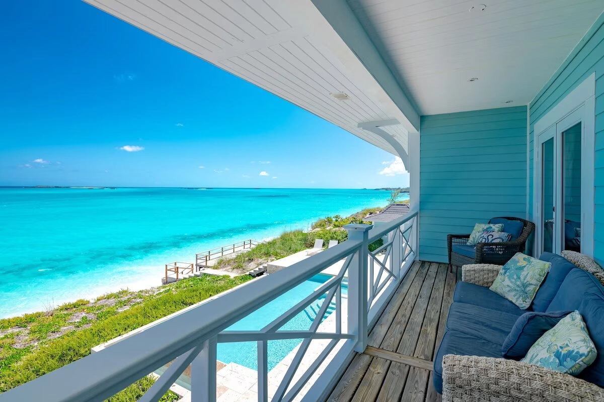 Shades of Blue Luxurious Beachfront Villa in Little Exuma