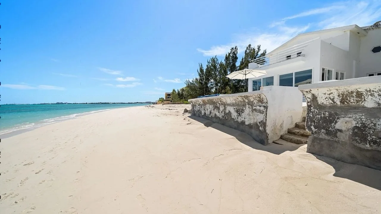 Cable Beach House: Stunning Beachfront Home in Nassau